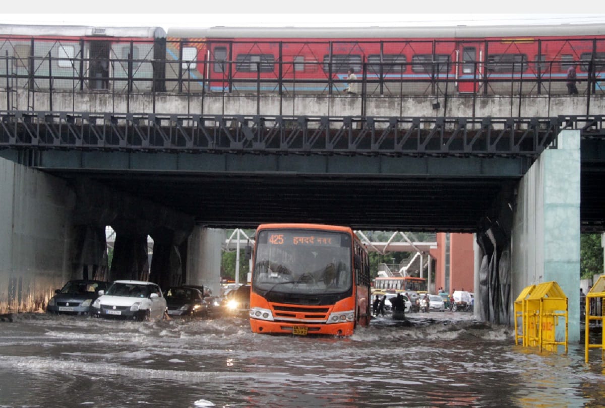 heavy rain in delhi ncr temperature goes down