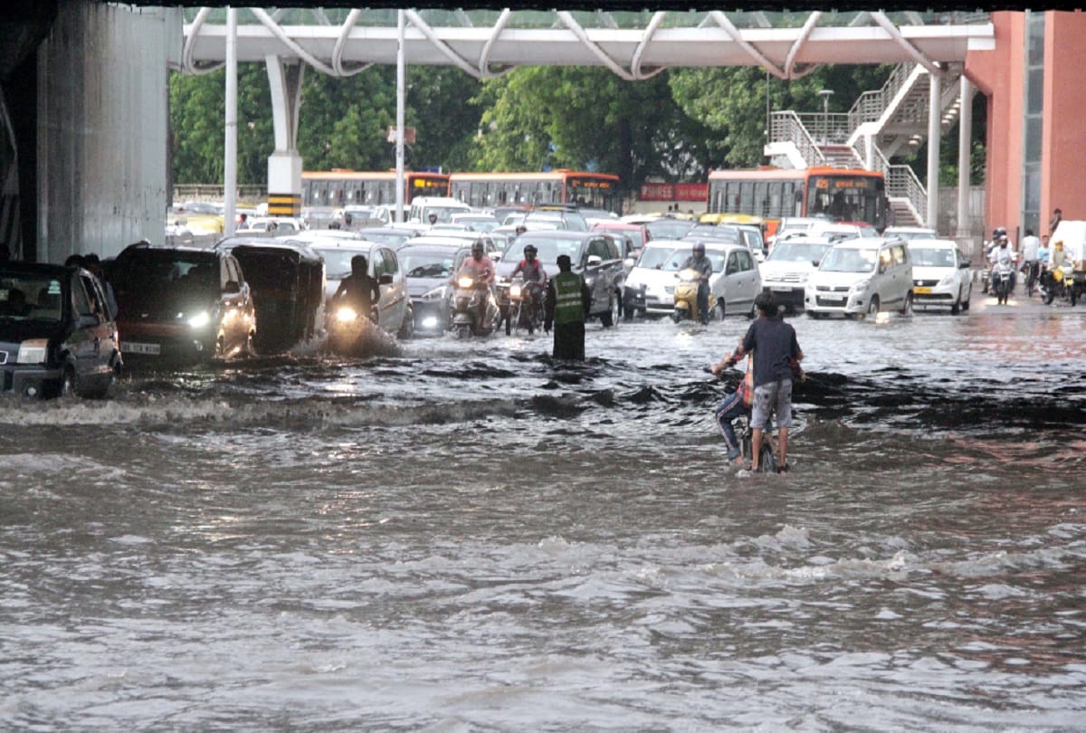 heavy rain in delhi ncr temperature goes down