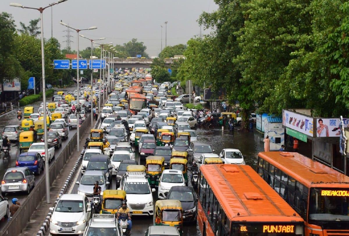 Everyday people have to fight with jam in Delhi