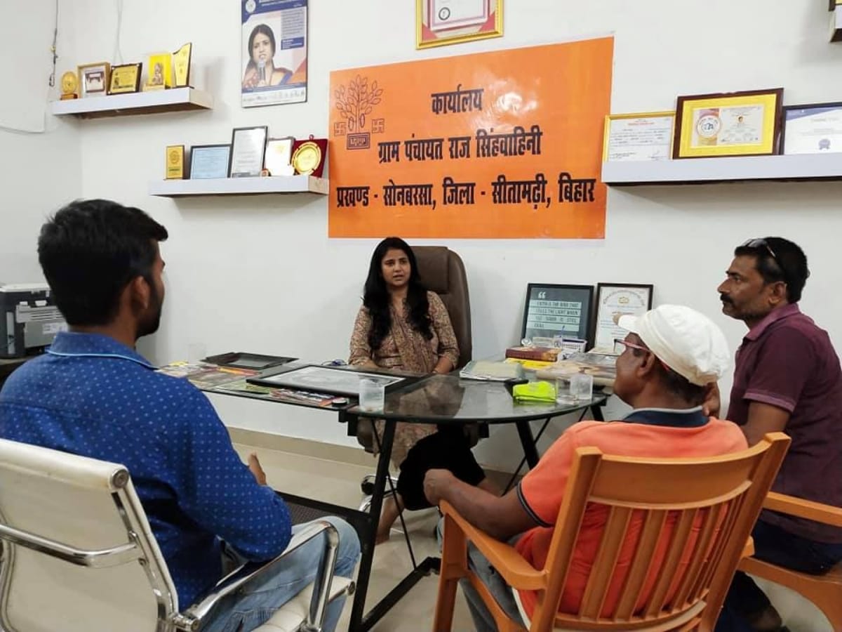 IAS officer wife Ritu Jaiswal changed the picture of her village 