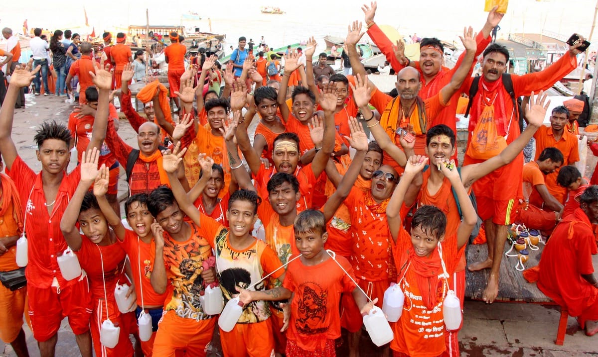 savan 2019 kanvariya coming to visit Baba Vishwanath temple varanasi kashi