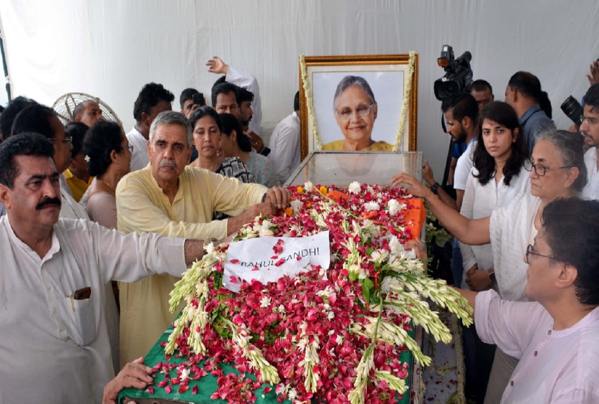 Sheila Dikshit cremation with full state honours in nigambodh ghat