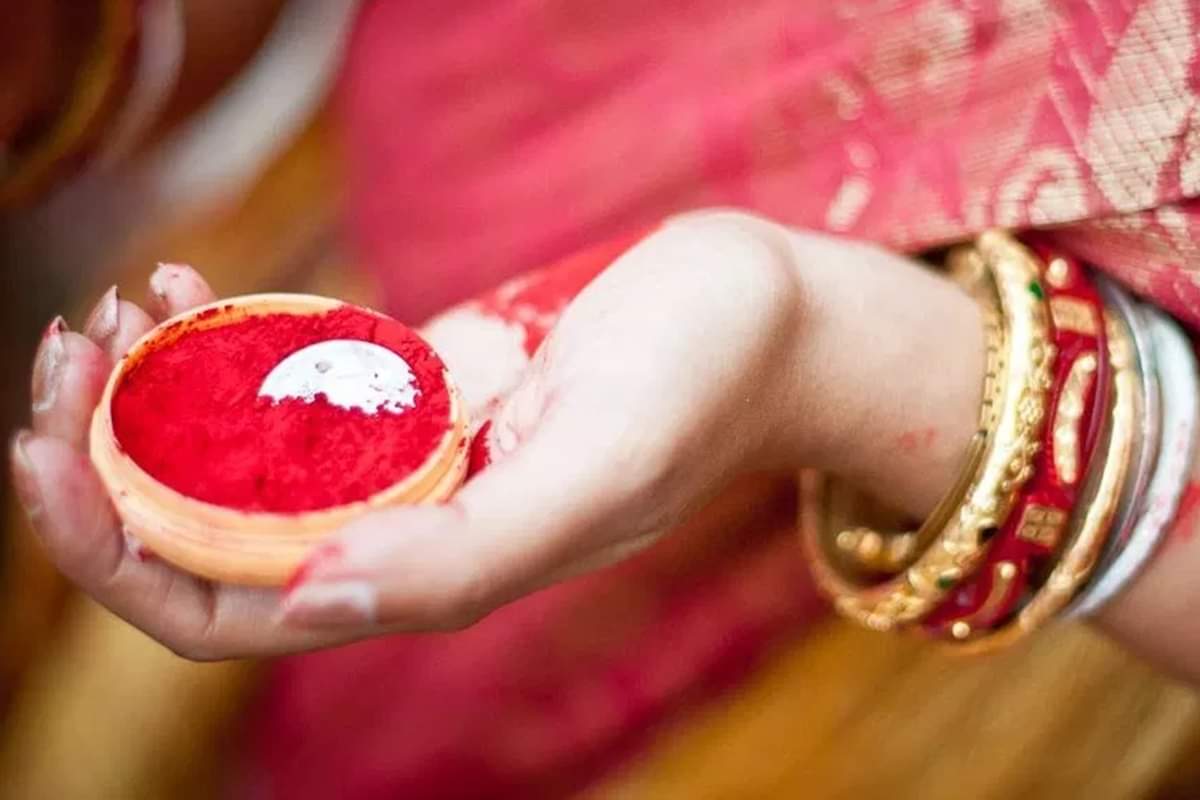 There will be no shortage of money in the house by giving these four things to wife