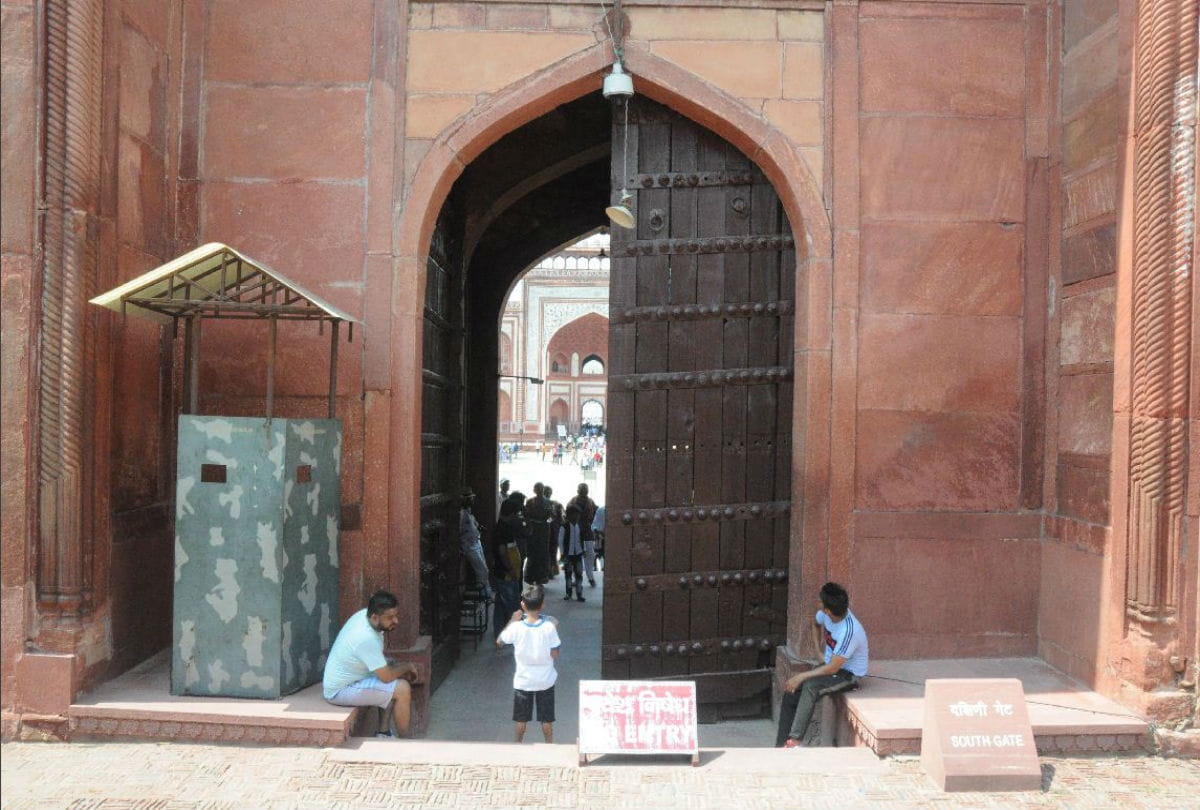 business stalled on southern gate of Taj Mahal