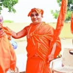 शंकराचार्य अद्योक्षजानंद से आशीर्वाद लेते गुजरात के पूर्व मुख्यमंत्री शंकर सिंह वाघेला।