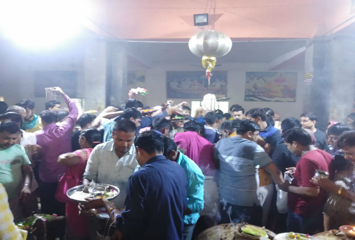 devotees perform worship of lord shiva in Sawan ka Somwar in mathura