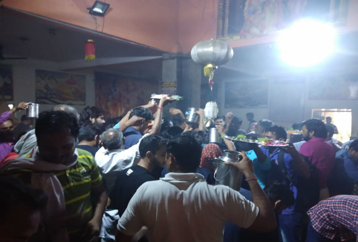 devotees perform worship of lord shiva in Sawan ka Somwar in mathura