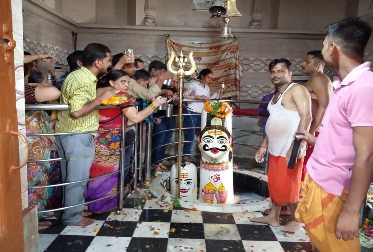 devotees perform worship of lord shiva in Sawan ka Somwar in mathura