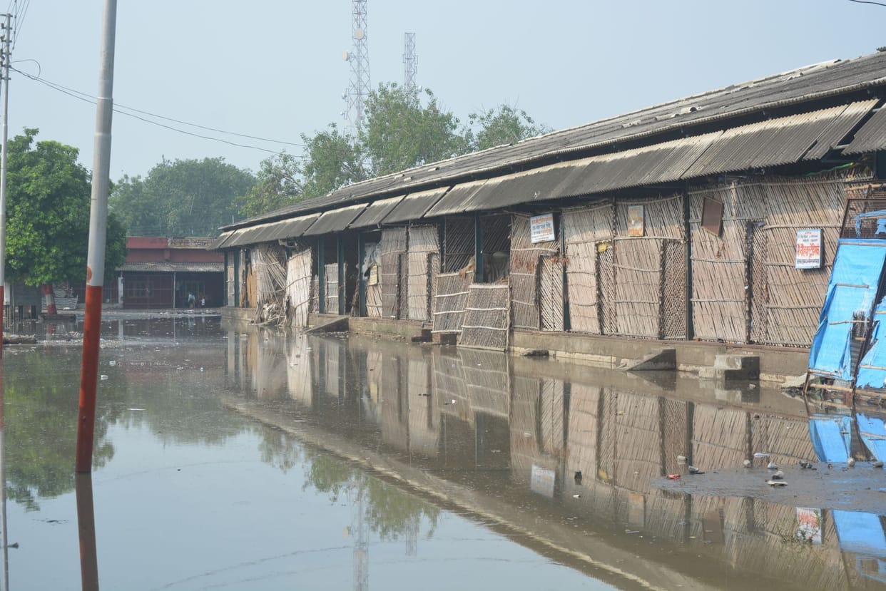 waterlogging in mandi, shops not opened