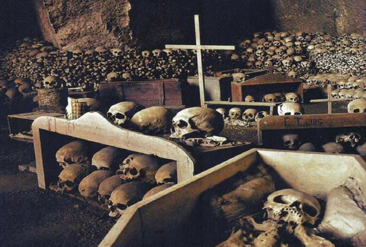 Catacombs of Paris where more than 60 lakh bones in underground tunnel