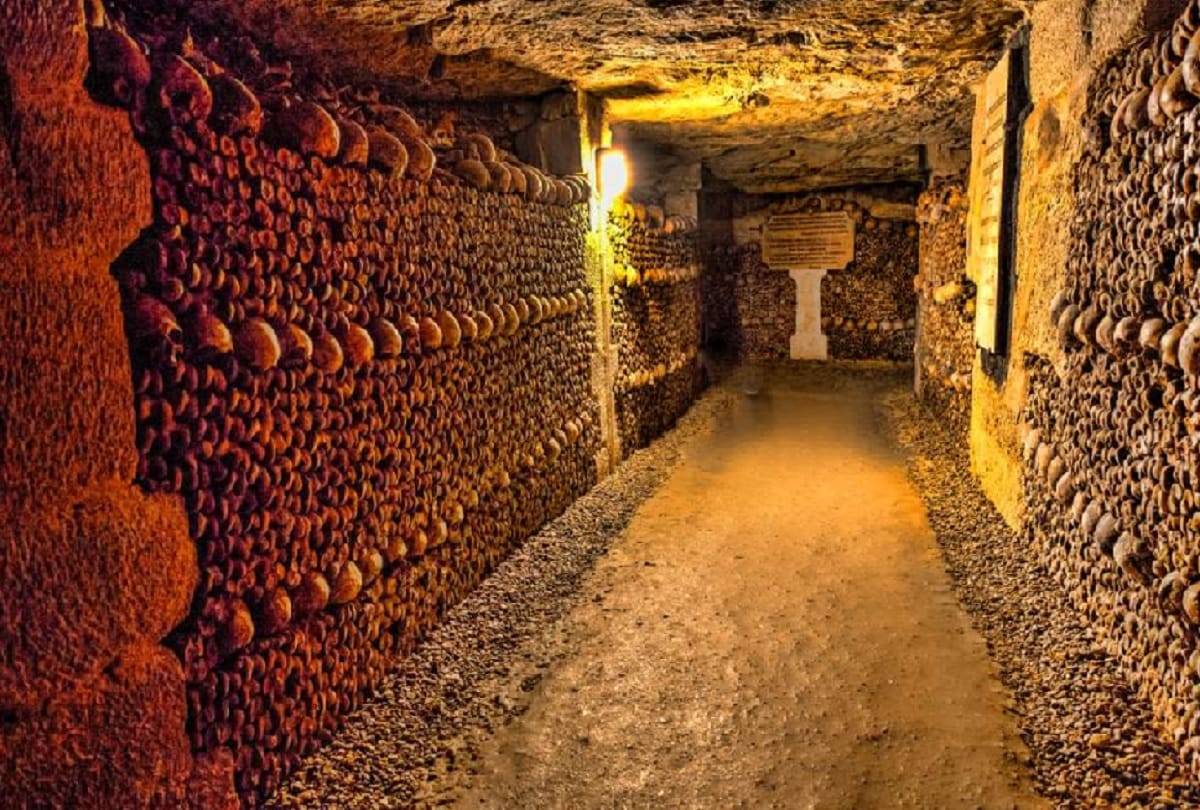 Catacombs of Paris where more than 60 lakh bones in underground tunnel