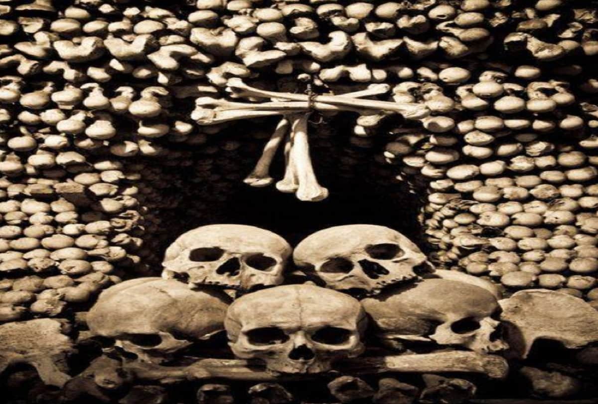 know the story behind efiile tower and catacombs of-paris