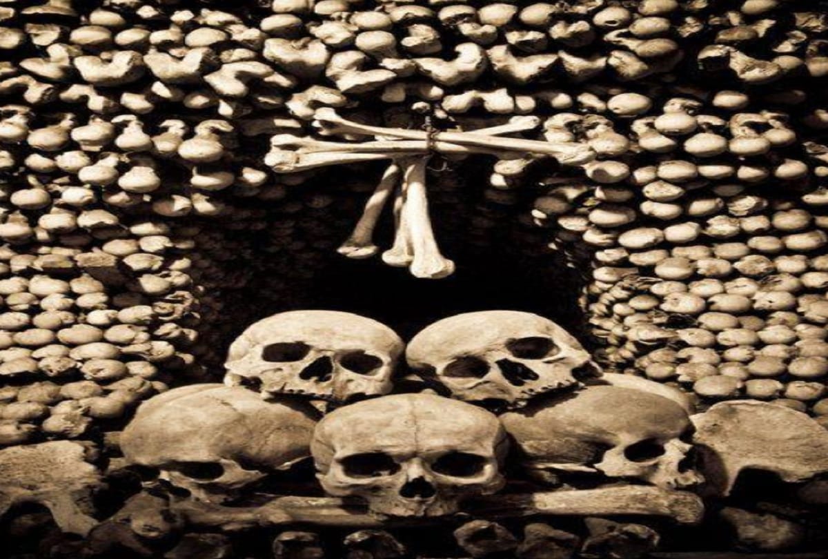 Catacombs of Paris where more than 60 lakh bones in underground tunnel