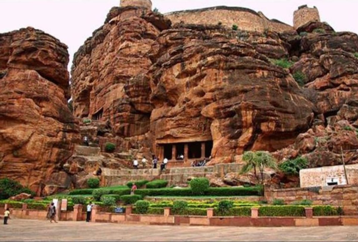 amazing place to visit in karnataka badami caves temples