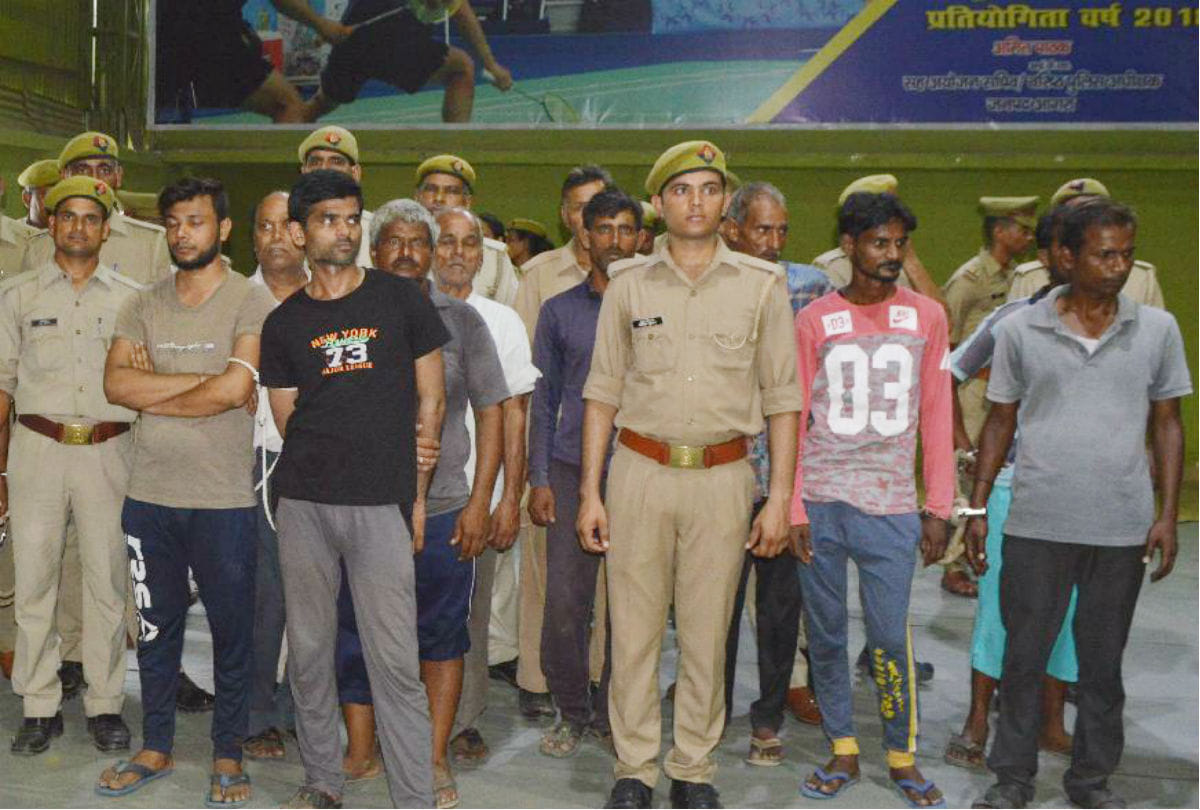 agra police arrested more than four hundred criminals within 15 days
