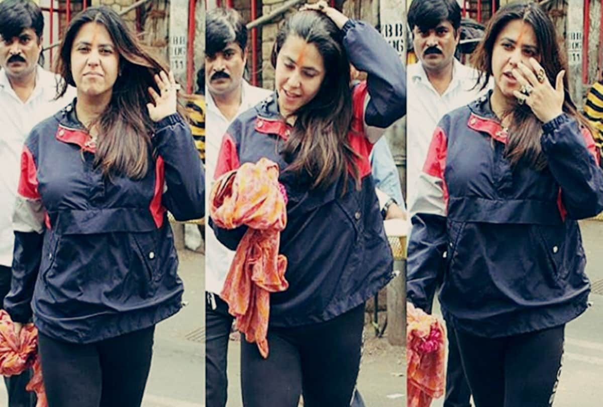 Ekta kapoor and jeetendra visit Bholenath temple in Savan See Photos