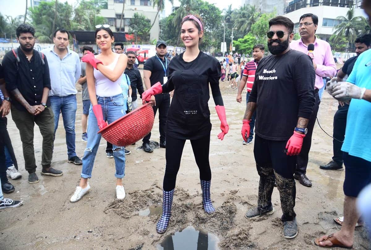 Actor Esha Gupta joined Mumbaikar in their bid to clean the Dadar beach