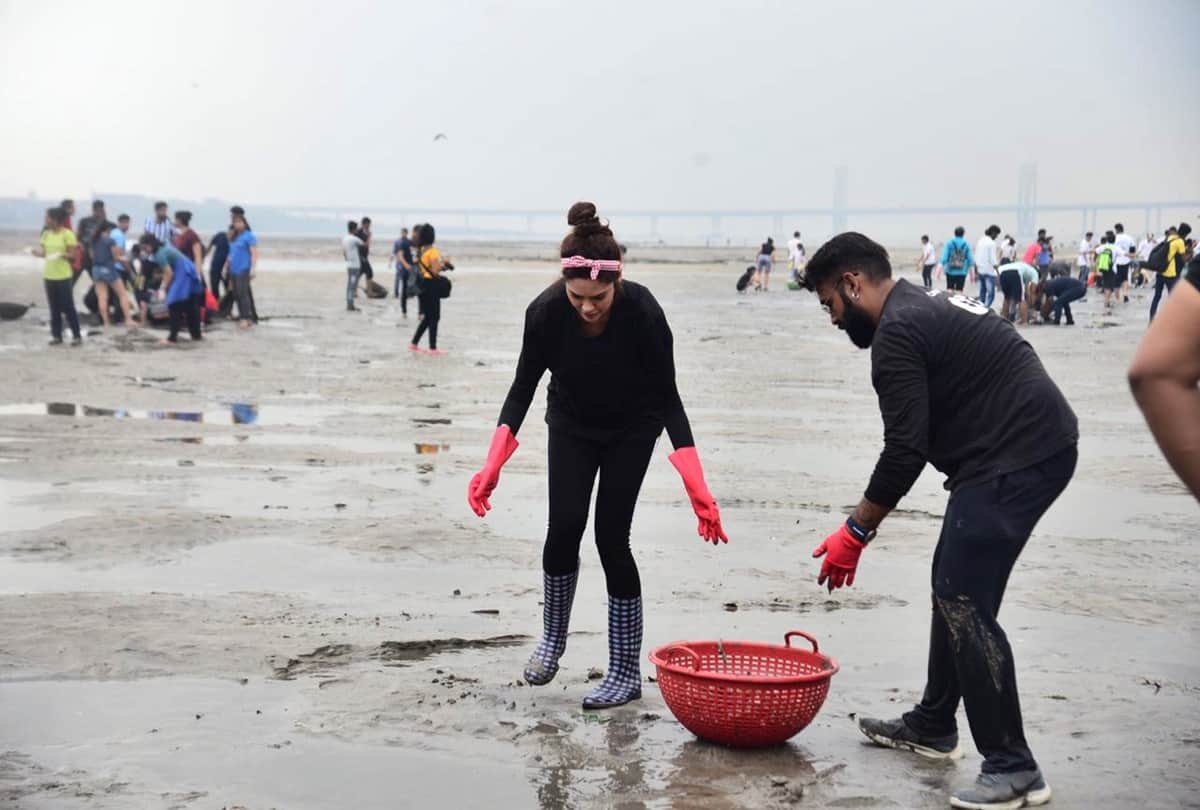 Actor Esha Gupta joined Mumbaikar in their bid to clean the Dadar beach
