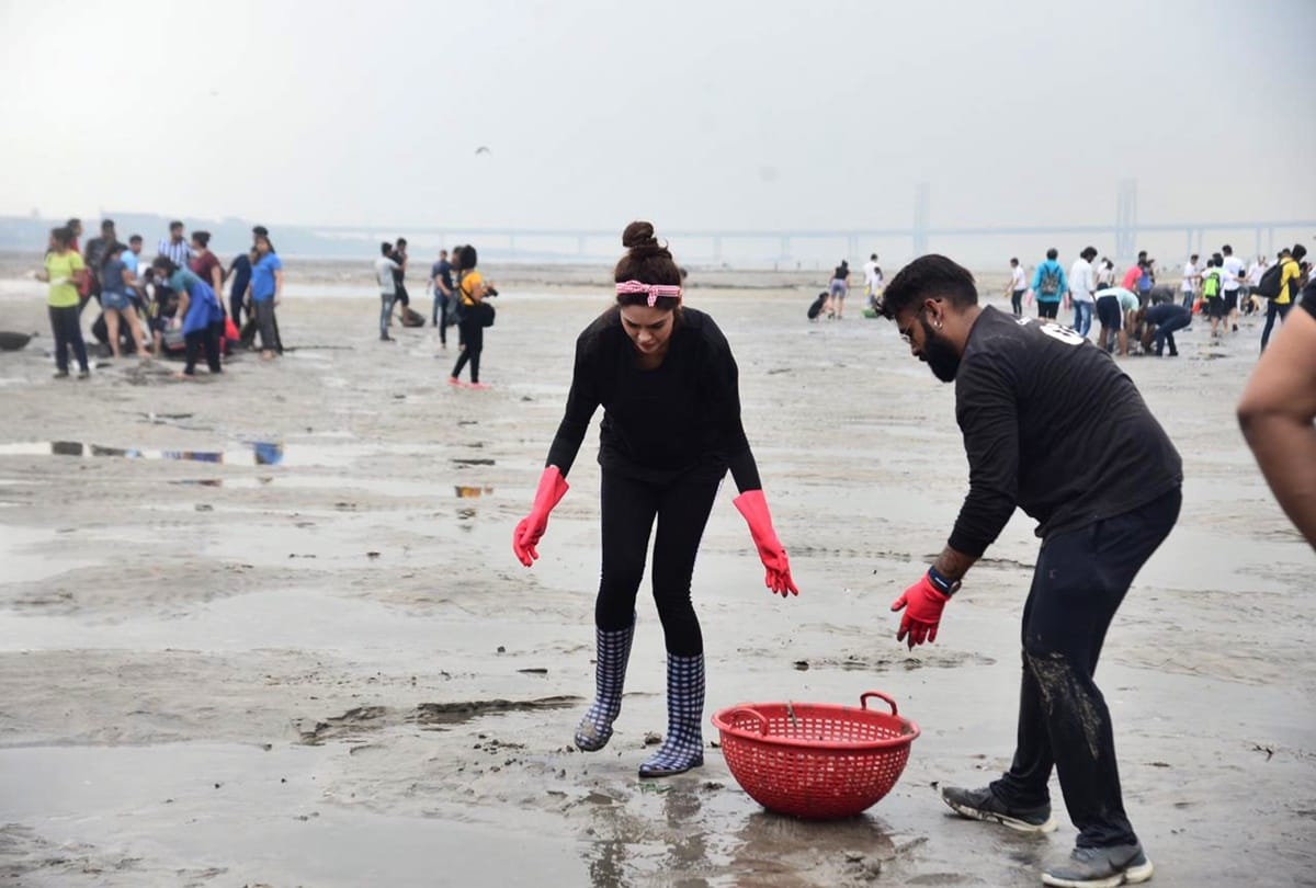 Actor Esha Gupta joined Mumbaikar in their bid to clean the Dadar beach