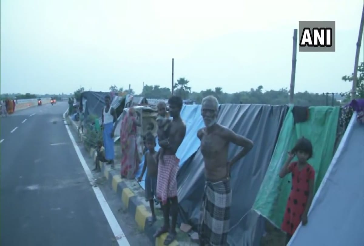 Due to flood in Bihar people set up temporary shelters next to national highway