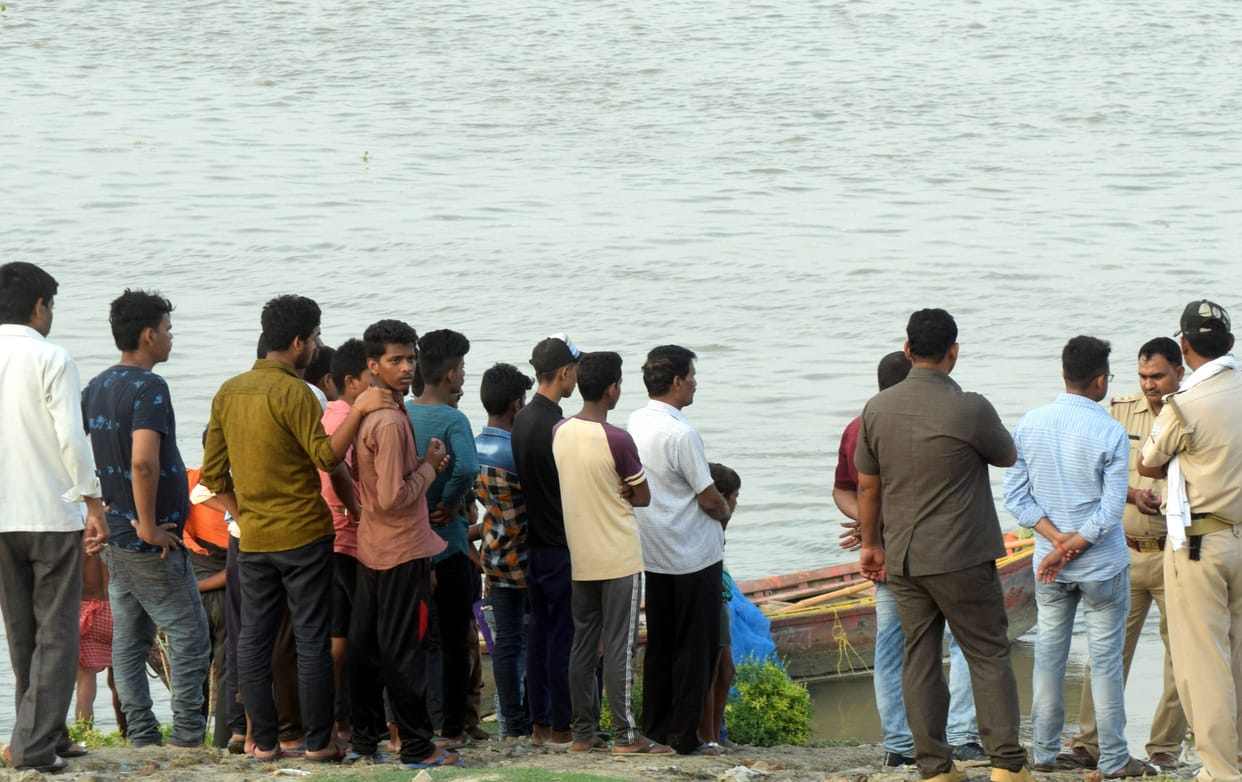 Found dead body of a pair of junkie couples from Karjan Bridge, clothes tied with clothes