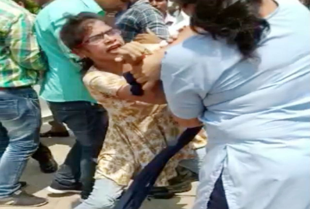 lady security guard beaten to girl in agra university