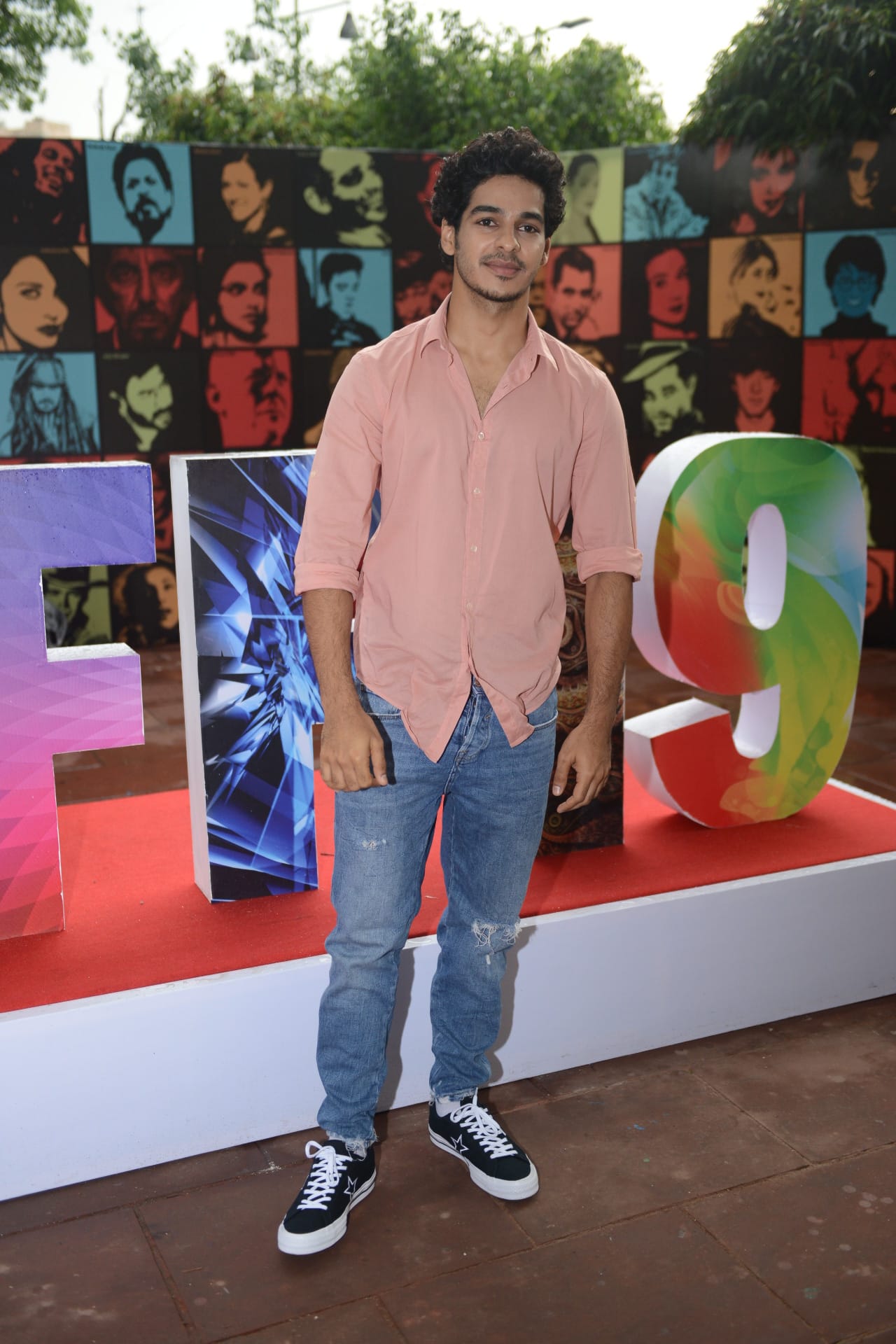 Ishaan Khatter reaction on Shahid kapoor after awarded the Best Debut at IIFA Awards 2019