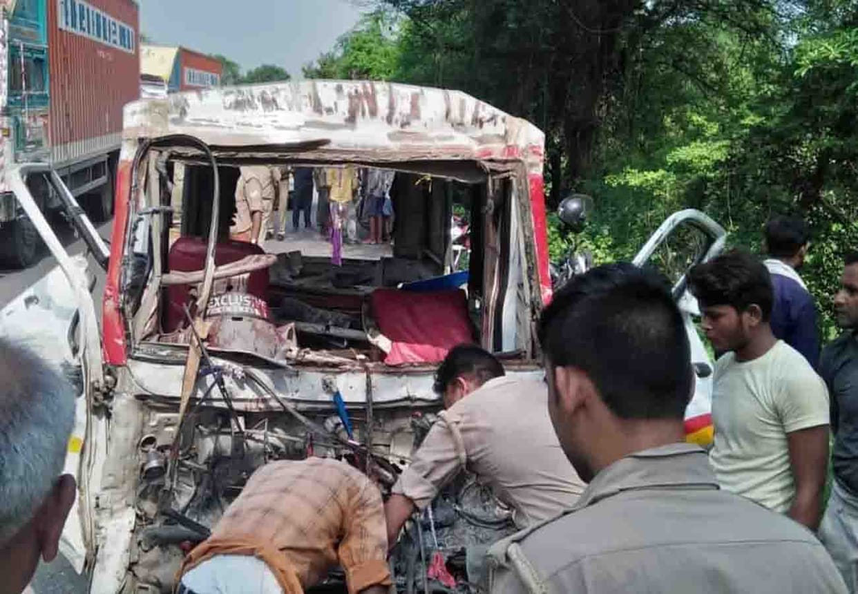 road accident in fatehpur, 11 people injured