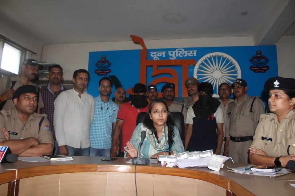 Cobra Gang two members Arrested for chain snatching on gunpoint in dehradun