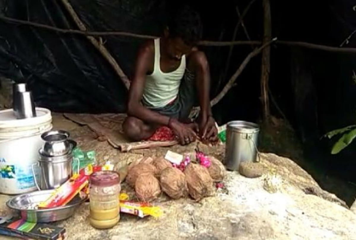 Lakshmi Prasad climbed his tongue at Shivalinga in Korba Chhattisgarh