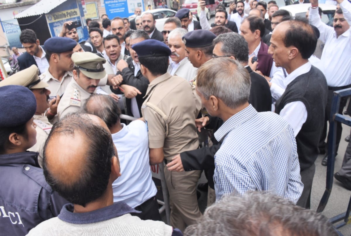 lawyers protest in Shimla against order of not allowing vehicle on restricted roads