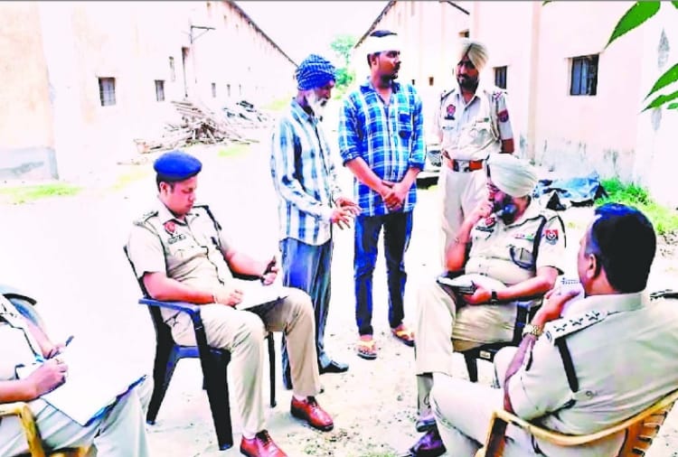 Criminals Loot Wheat From Godown In Kartarpur