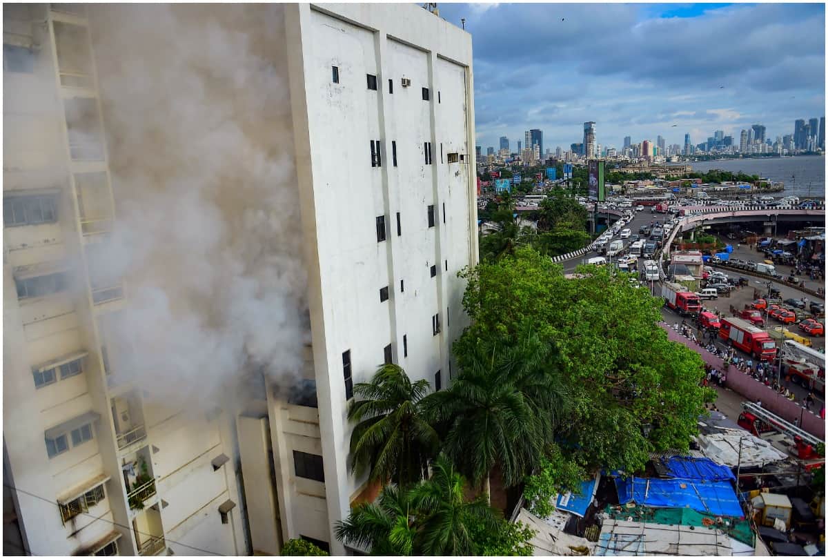 mumbai bandra fire broken out at mtnl building