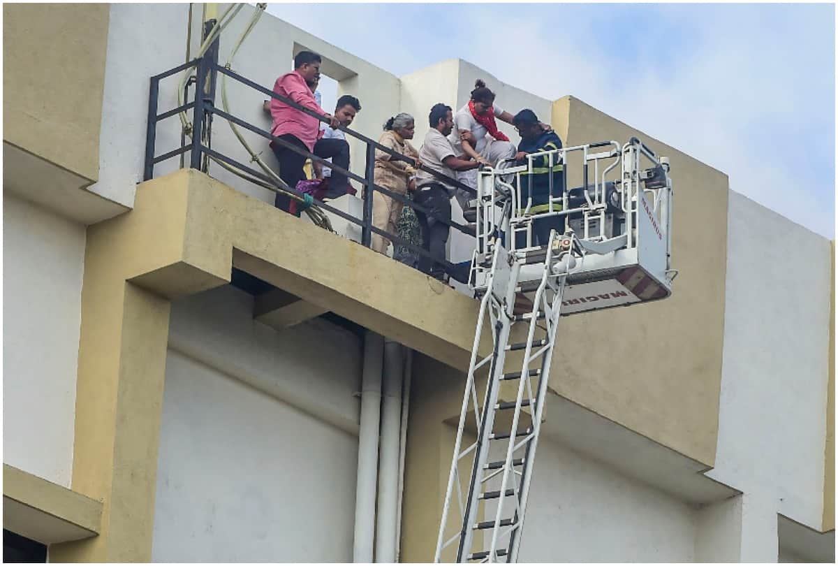 mumbai bandra fire broken out at mtnl building