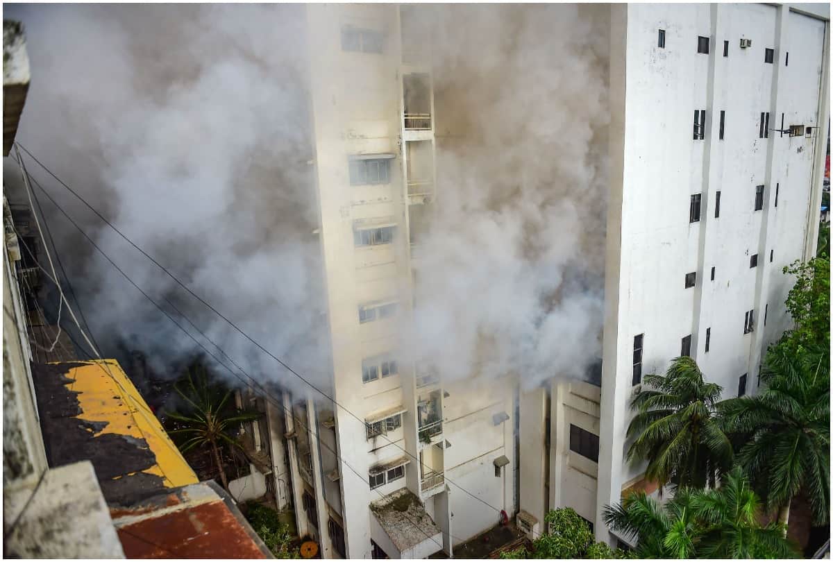mumbai bandra fire broken out at mtnl building