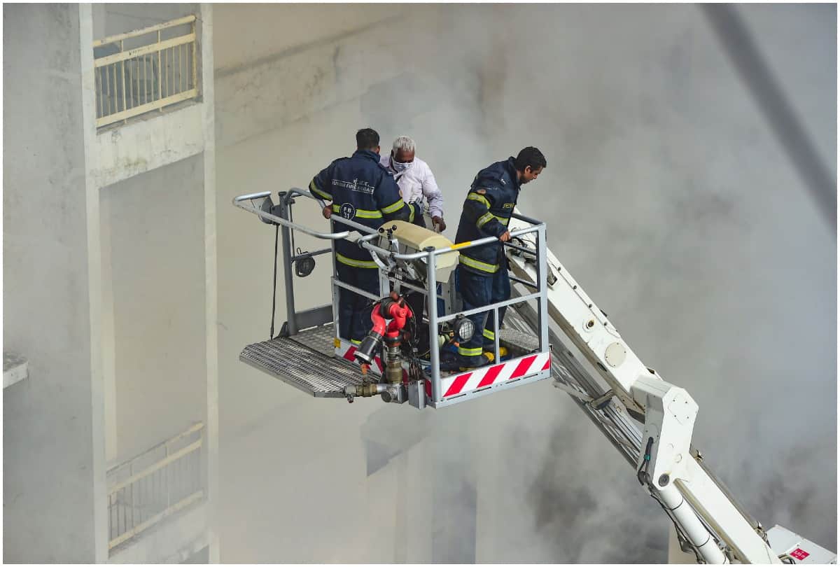 mumbai bandra fire broken out at mtnl building