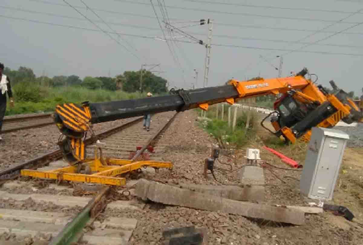 crane fall down in delhi howrah rail route