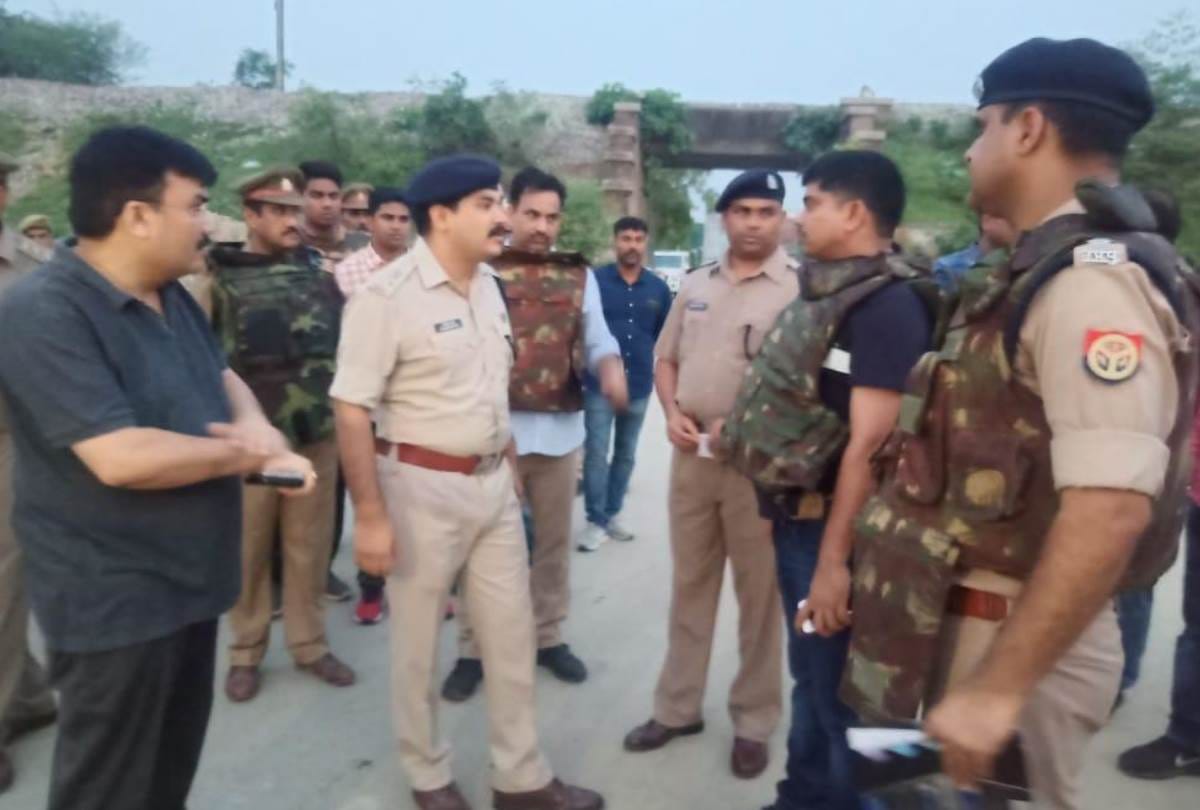 three gangester and two policemen injured in Police encounter in lucknow