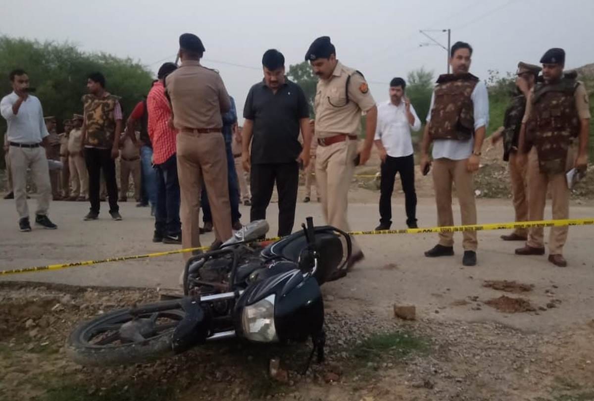 three gangester and two policemen injured in Police encounter in lucknow