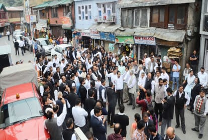 lawyers protest in Shimla against order of not allowing vehicle on restricted roads