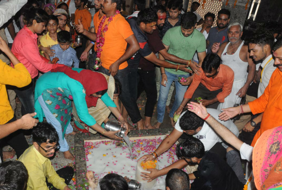 devotees gathered for lord shiva jalabhishek on sawan 2019 in agra