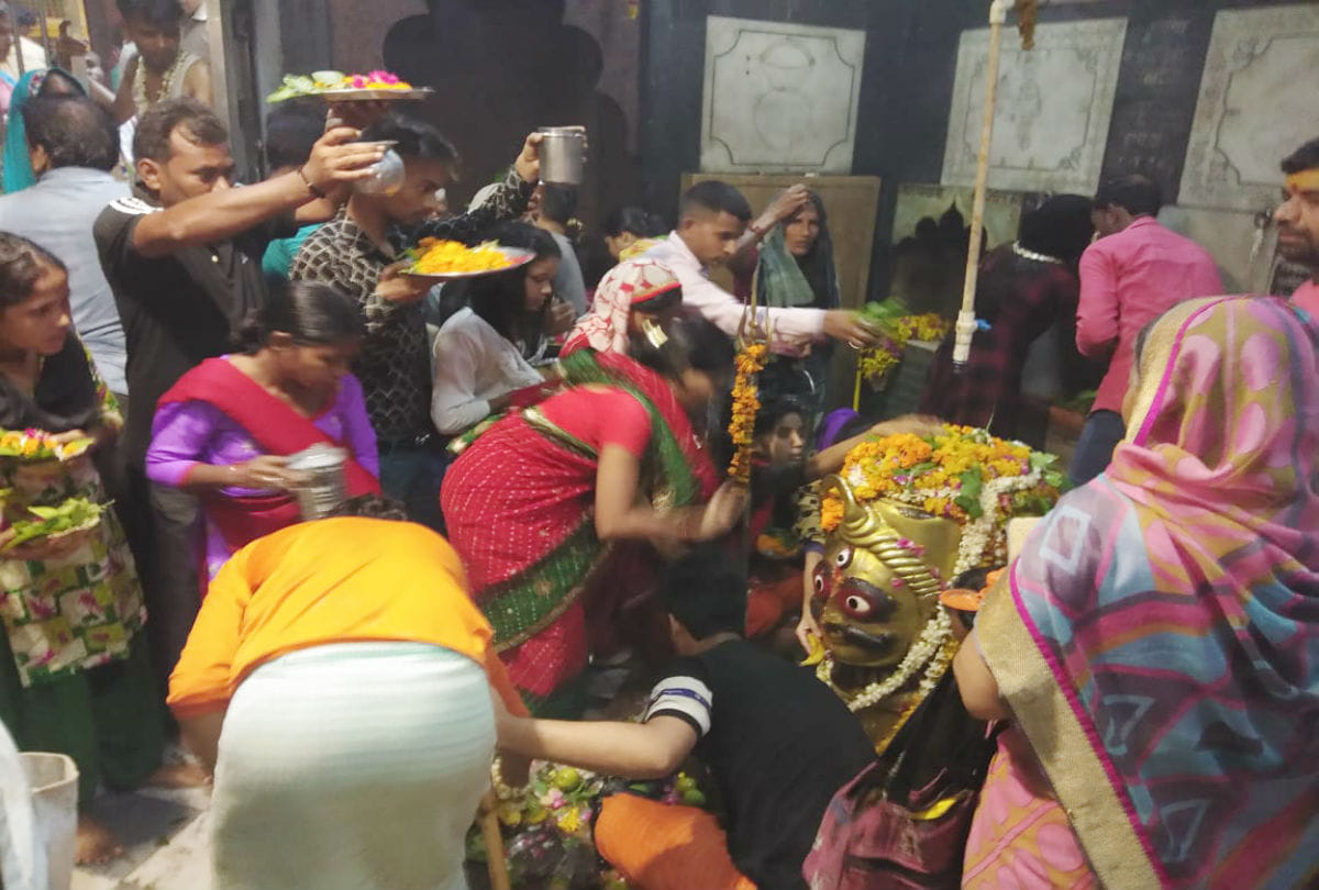 devotees perform worship of lord shiva in Sawan ka Somwar in mathura