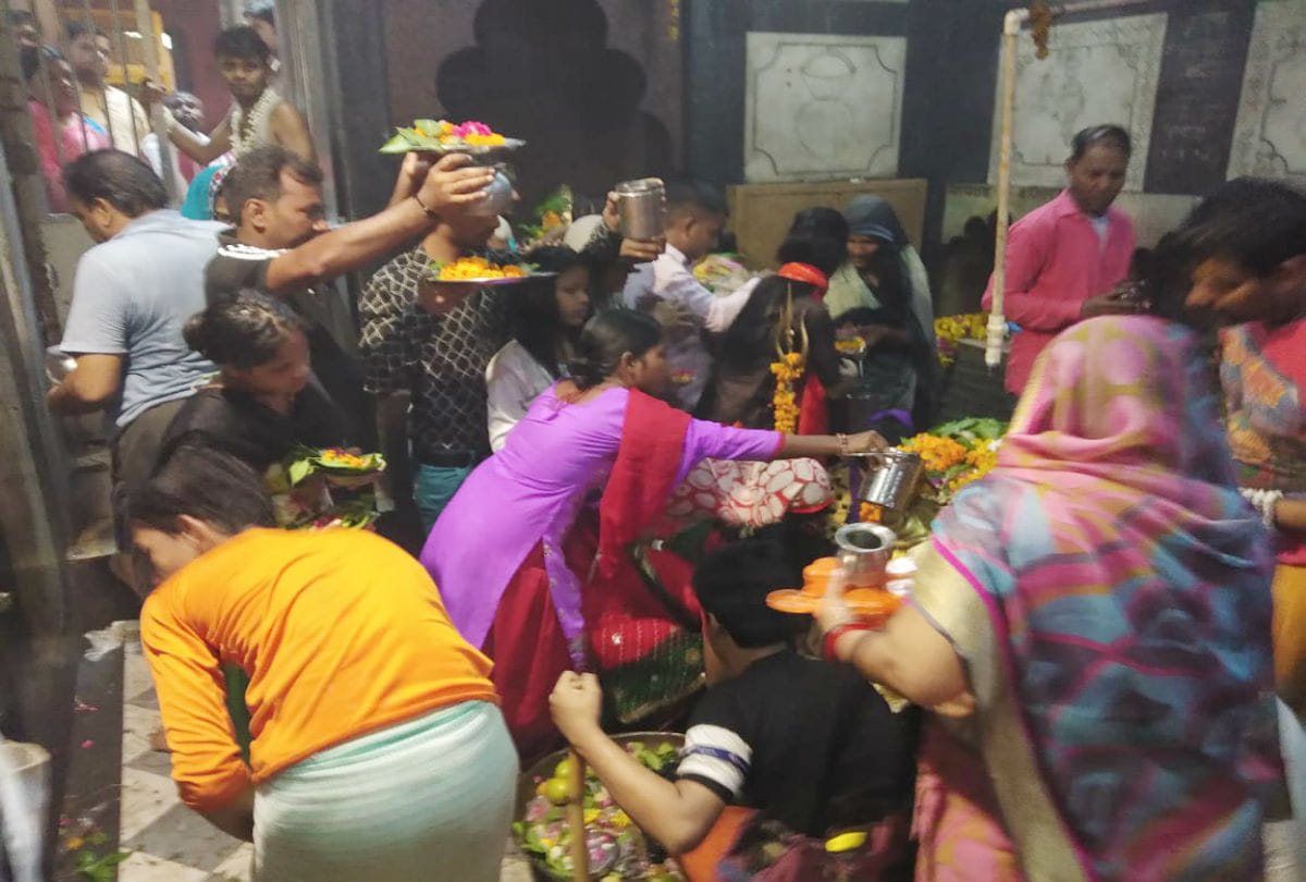 devotees perform worship of lord shiva in Sawan ka Somwar in mathura