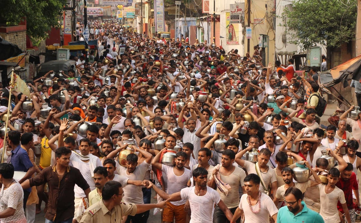 More than 2 lakh devotees kanvariya visit kashi Vishwanath temple varanasi first Monday savan 2019