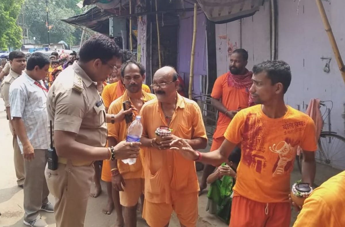Police good work : give drinking water to shiva devotee in varanasi