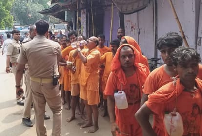 Police good work : give drinking water to shiva devotee in varanasi