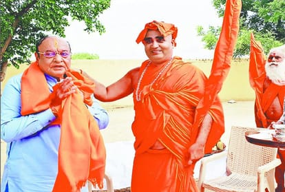 शंकराचार्य अद्योक्षजानंद से आशीर्वाद लेते गुजरात के पूर्व मुख्यमंत्री शंकर सिंह वाघेला।