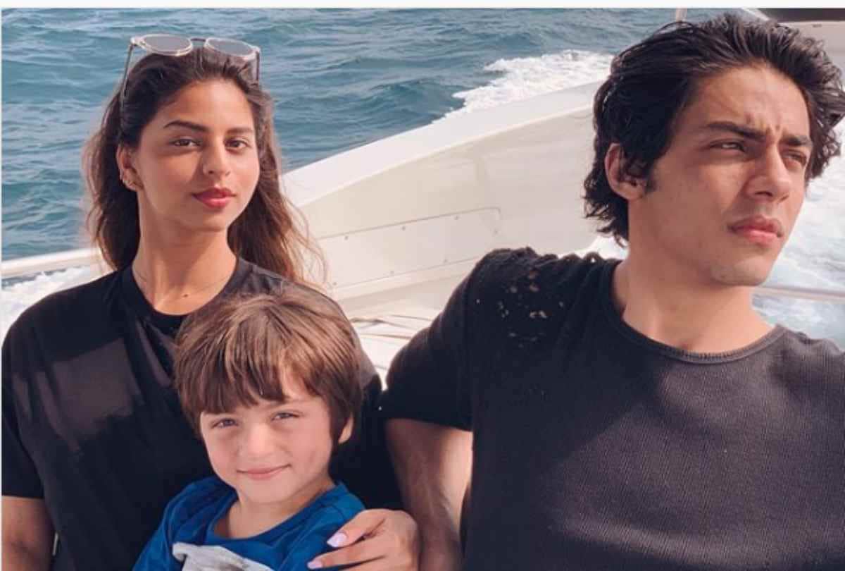 shah rukh khan childrens aaryan khan suhana khan and abram photo from maldives