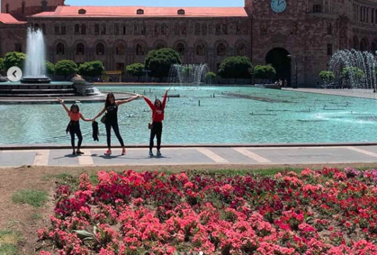 sushmita sen enjoying holiday with boyfriend rohman shawl and daughters in america