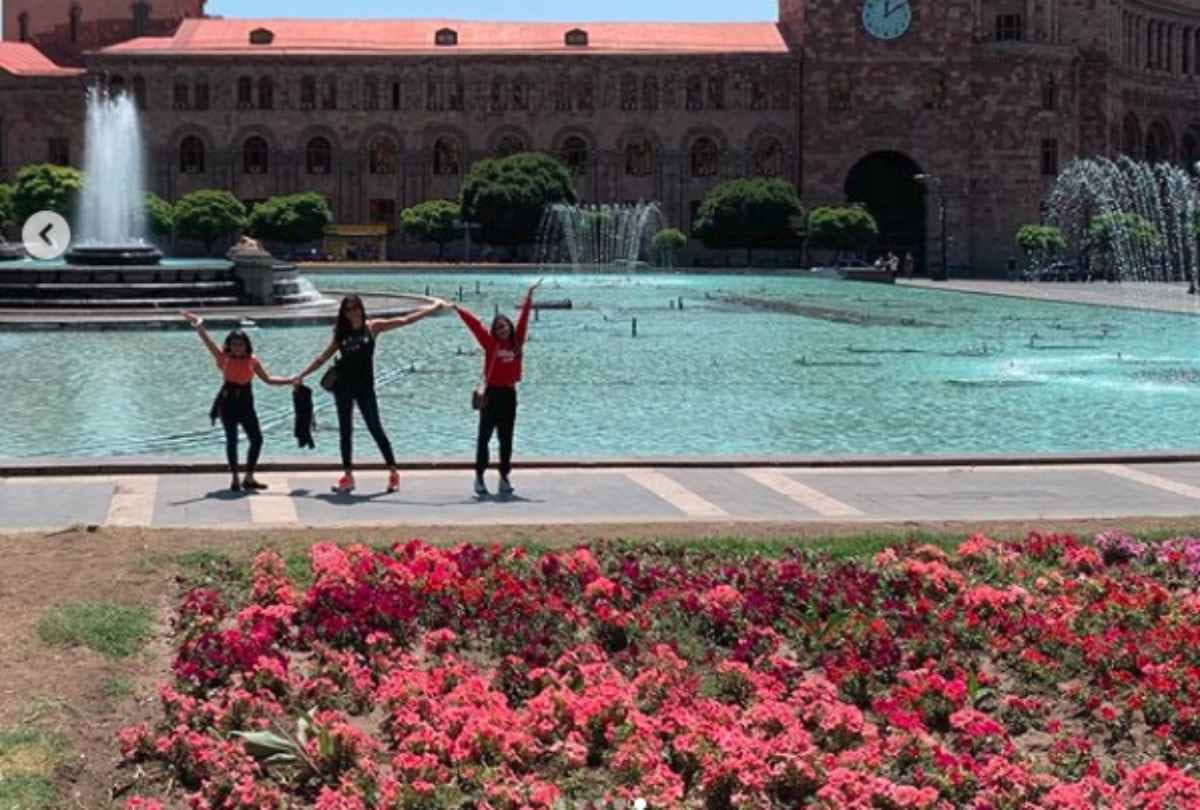 sushmita sen enjoying holiday with boyfriend rohman shawl and daughters in america